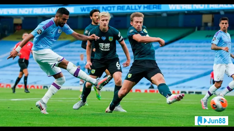 Cầu thủ Man City vượt qua hàng phòng ngự của Burnley với tốc độ và kỹ thuật cá nhân xuất…