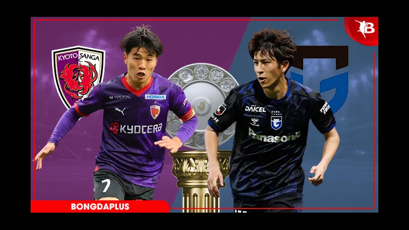 Cầu thủ Kyoto Sanga và Gamba Osaka đang cạnh tranh quả bóng Cầu thủ Kyoto Sanga và Gamba Osaka đang cạnh tranh quả bóng