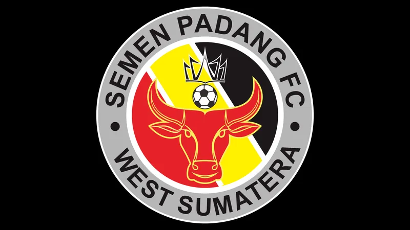 Cầu thủ của Semen Padang vượt qua hàng phòng ngự của Madura United - Semen Padang và Cầu thủ của Semen Padang vượt qua hàng phòng ngự của Madura United - Semen Padang và