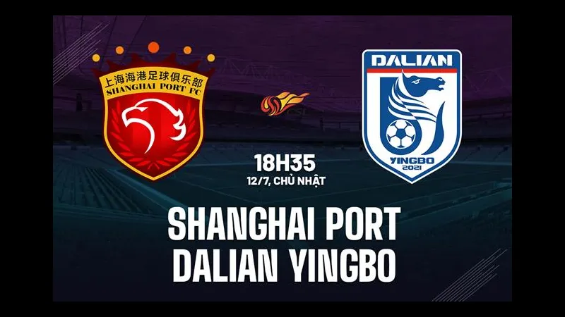 Cầu thủ của Shanghai Port và Dalian Yingbo tranh chấp bóng trên sân Cầu thủ của Shanghai Port và Dalian Yingbo tranh chấp bóng trên sân